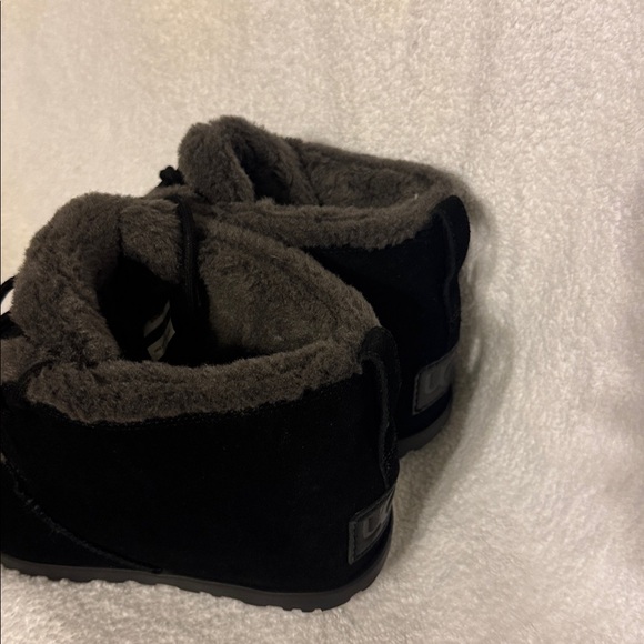 UGG Black Lace Up Boots with Gray Fur Trim - Picture 4 of 8
